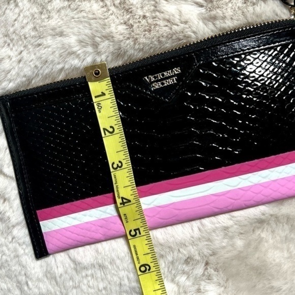 ⭐️⭐️Victoria's Secret Zippered  Croc Snakeskin Clutch - Picture 10 of 10